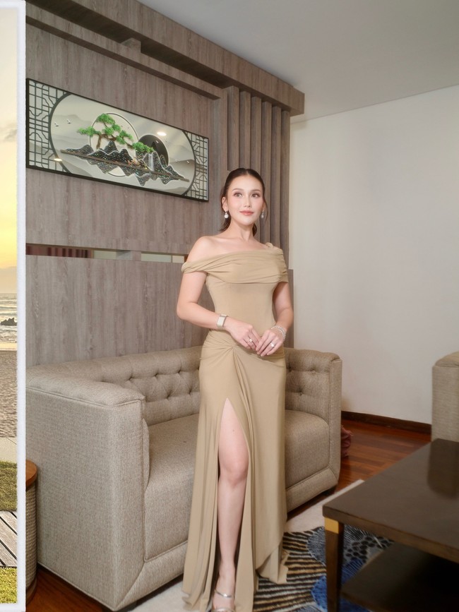 Sementara high heelsnya diketahui dari brand Molene Souliers seharga Rp14 jutaan, yang menambah kesan anggun saat Ayu Ting Ting menghadiri pernikahan. Foto: Dok. Instagram Ayu Ting Ting