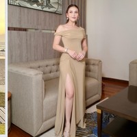 Sementara high heelsnya diketahui dari brand Molene Souliers seharga Rp14 jutaan, yang menambah kesan anggun saat Ayu Ting Ting menghadiri pernikahan. Foto: Dok. Instagram Ayu Ting Ting