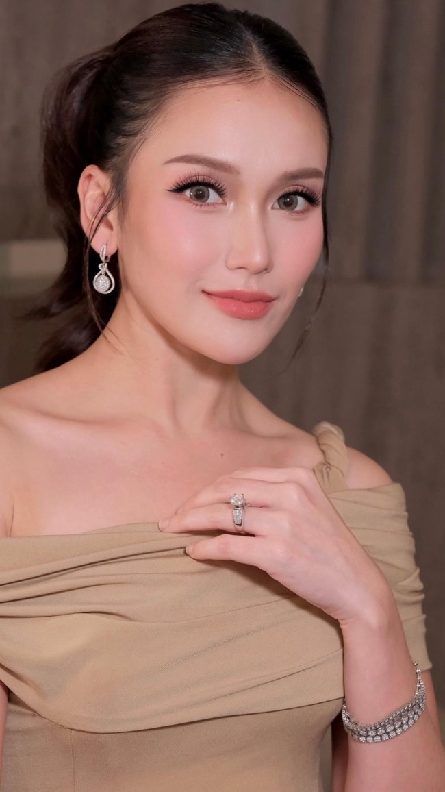 Saat pergi kondangan di Bali, Ayu Ting Ting tampil natural dengan makeup yang fresh dan tatanan rambut simple. Tanpa riasan berlebihan, gaya rambutnya hanya dikuncir kuda yang rapi. Foto: Dok. Instagram Ayu Ting Ting