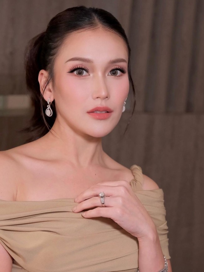 Kondangan di Bali, Gaya Ayu Ting Ting Pakai Tas Rp 70 Juta Curi Perhatian
