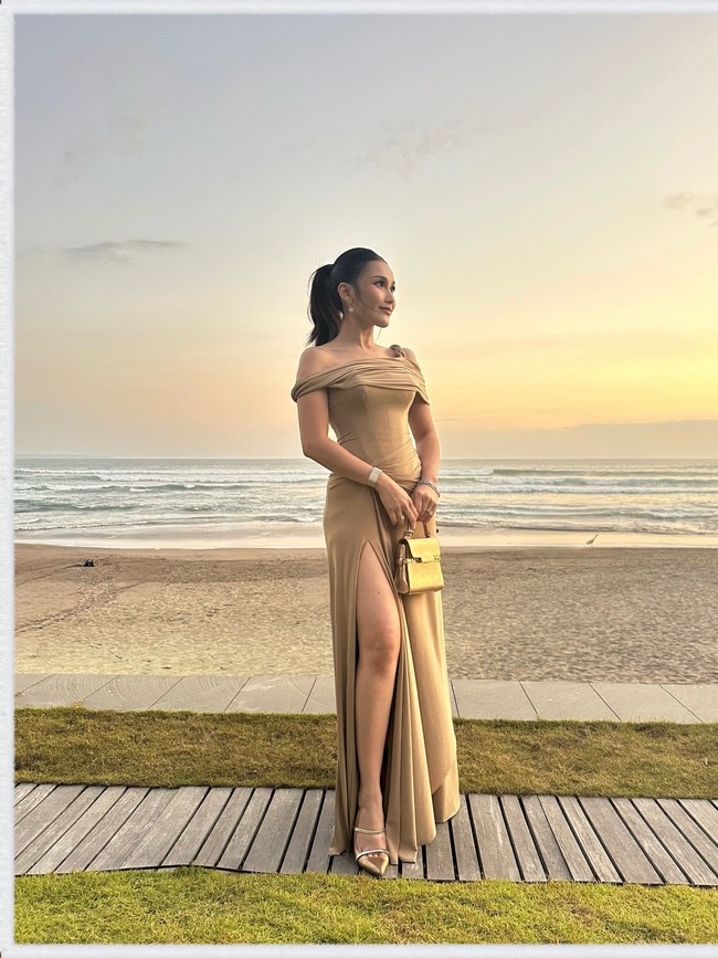 Ayu Ting Ting menyempurnakan penampilannya dengan pilihan handle bag dari brand Delvaux. Ditaksir harganya sekitar Rp70 jutaan. Foto: Dok. Instagram Ayu Ting Ting