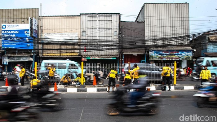 Sejumlah pekerja Dinas Bina Marga melakukan pengecatan ulang pagar pembatas jalan di Jalan Raya Bogor, Kramat Jati, Jakarta Timur, Rabu (2/9/2026). Pekerjaan tersebut dilakukan sebagai bagian dari penataan kawasan sekitar Lokasi Binaan (Lokbin) Pasar Kramat Jati.