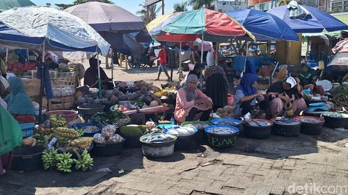 Para pedagang di Pasar Kebon Roek, Ampenan, Kota Mataram tengah berjualan di area depan pagar pasar, Rabu (2/9/2026). Nathea Citra/detikBali