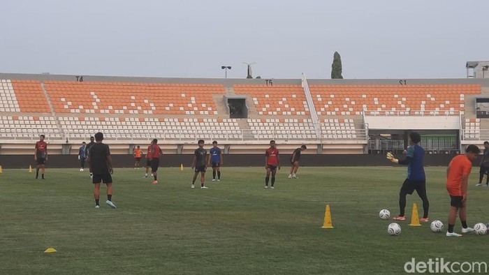 Para pemain Borneo FC menjalani latihan di Stadion Segiri