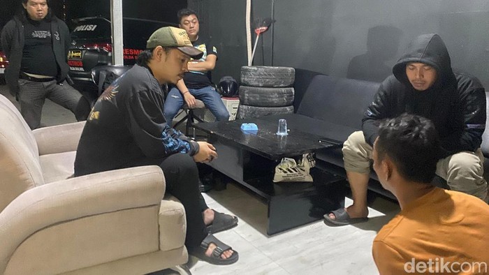 Pelaku penikaman nelayan (baju warna kuning) di Bantaeng ditangkap polisi.