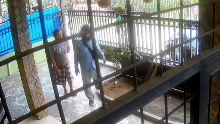 Pelaku saat beraksi di rumah korban. (Foto: dok. media sosial)