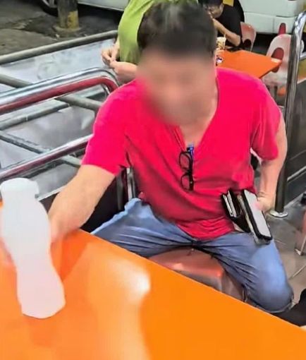 Heboh! Pelanggan dan Pemilik Kedai Ribut Gegara Botol Air Minum