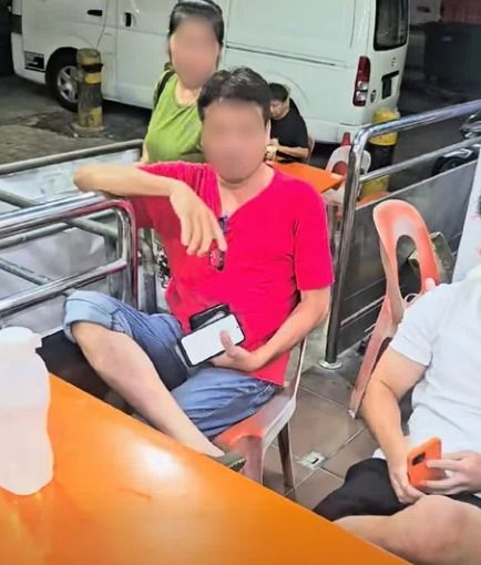 Heboh! Pelanggan dan Pemilik Kedai Ribut Gegara Botol Air Minum