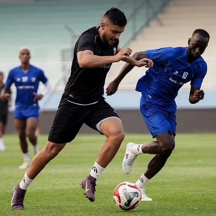 Pemain Isen Mulang Kalteng FC berlatih. (dok Instagram @isenmulangkaltengfc)