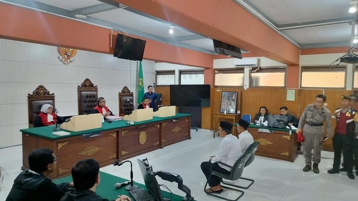 Bripka Agus dan Suyitno terdakwa pembunuhan mahasiswi UMM Faradila saat sidang di PN Malang