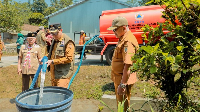 Pemkab Klaten Drop 14 Tangki Air Bersih ke Desa Lereng Merapi