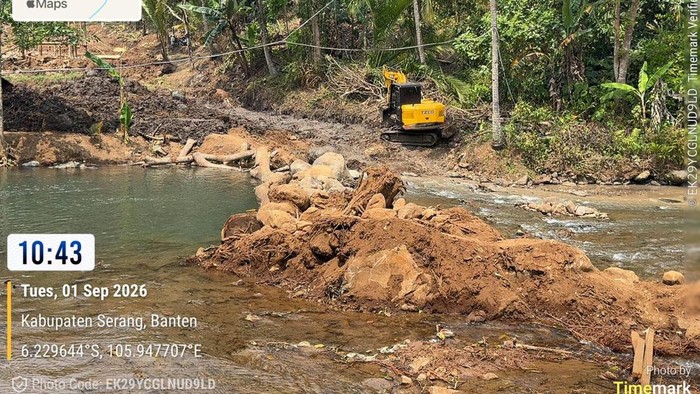 Penampakan aliran Sungai CIkalumpang yang terganggu akibat pembangunan proyek swasta.