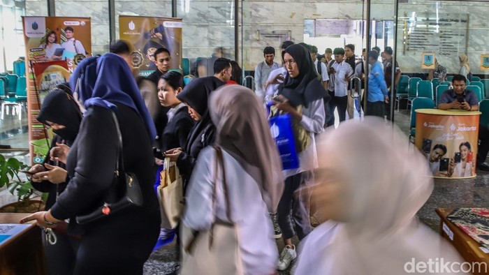 Sejumlah pencari kerja mengikuti Inclusive Job Fair di Kantor Wali Kota Jakarta Timur, Penggilingan, Jakarta Timur, Rabu (2/9/2026). Kegiatan tersebut menjadi wadah bagi masyarakat untuk mendapatkan informasi sekaligus kesempatan kerja dari sejumlah perusahaan.