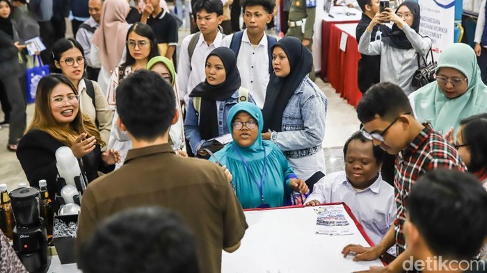 Sejumlah pencari kerja mengikuti Inclusive Job Fair di Kantor Wali Kota Jakarta Timur, Penggilingan, Jakarta Timur, Rabu (2/9/2026). Kegiatan tersebut menjadi wadah bagi masyarakat untuk mendapatkan informasi sekaligus kesempatan kerja dari sejumlah perusahaan.