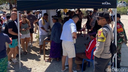 Penumpukan Wisatawan yang hendak membeli tiket di loket DTW Pantai Kelingking di Nusa Penida, Klungkung, Bali.