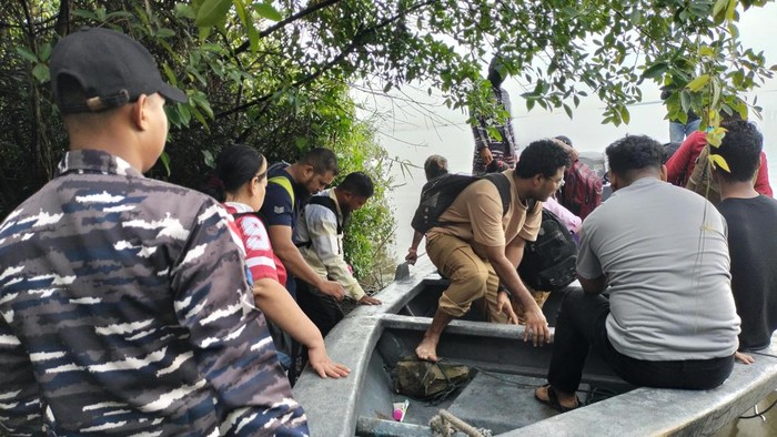 Tim saat mengamankan PMI dan WNA Ilegal di perairan Dumai, Riau,