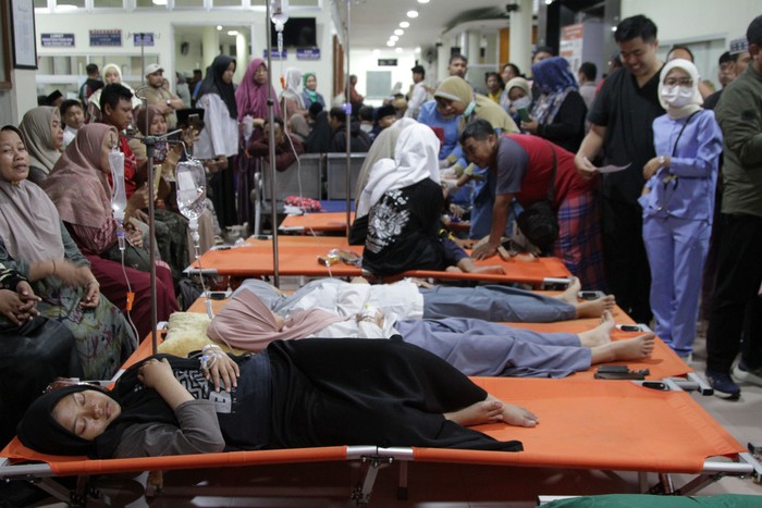 Sejumlah santri Pondok Pesantren Manbaul Hikam yang diduga mengalami keracunan makanan mendapatkan perawatan di RSUD R.T. Notopuro Sidoarjo, Jawa Timur, Rabu (2/9/2026) dini hari. Pemerintah Provinsi Jawa Timur menegaskan saat ini pasien tertangani dengan baik oleh rumah sakit dan tenaga medis serta memastikan seluruh korban terdampak kejadian tersebut, baik di rumah sakit milik pemerintah maupun swasta, ditanggung sepenuhnya oleh pemerintah daerah. ANTARA FOTO/Umarul Faruq/nz