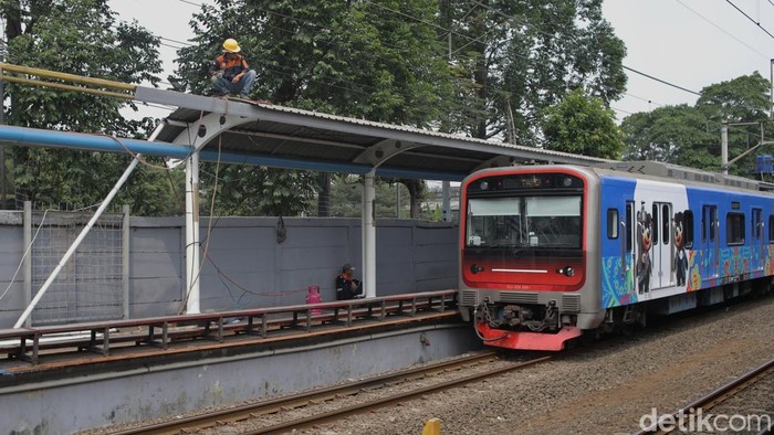 Para pekerja mulai membongkar area peron di Stasiun Karet, Jakarta, Rabu (2/9/2026). Pembongkaran tersebut dilakukan setelah KAI Commuter menghentikan pengoperasian Stasiun Karet dan dialihkan ke Stasiun BNI City mulai Selasa (1/9/2026). Akibat penutupan Stasiun Karet, calon penumpang perlu berjalan kaki sekitar 500 meter dengan waktu tempuh sekitar 5 menit menuju Stasiun BNI City.
