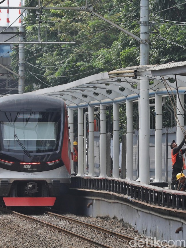 Peron Stasiun Karet Mulai Dibongkar Usai Resmi Ditutup