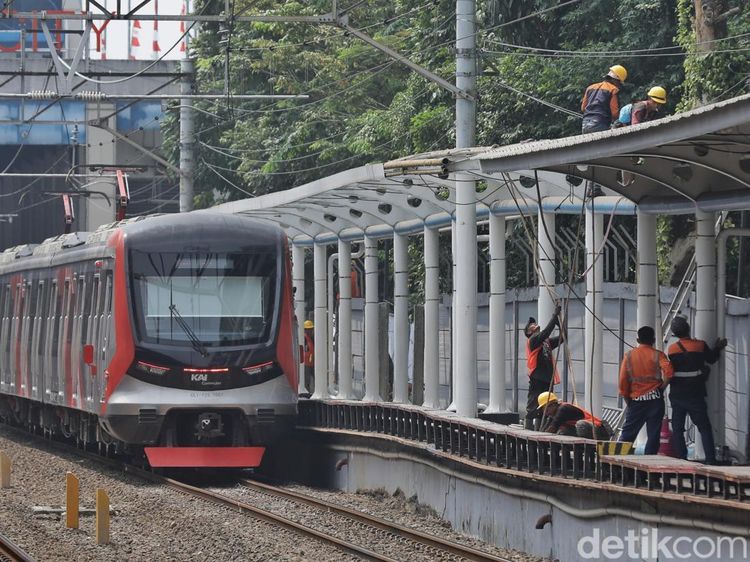 Peron Stasiun Karet Mulai Dibongkar Usai Resmi Ditutup