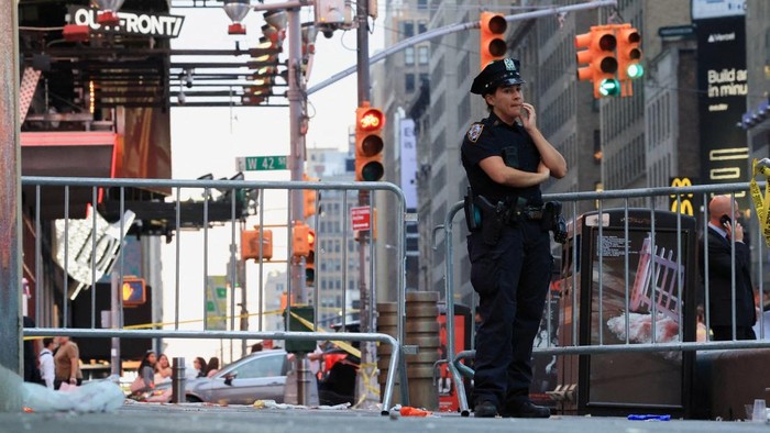 A member of the NYPD stands guard at the scene of an officer-involved shooting, in Times Square, New York City, U.S. August 31, 2026. REUTERS/Brendan McDermid     TPX IMAGES OF THE DAY