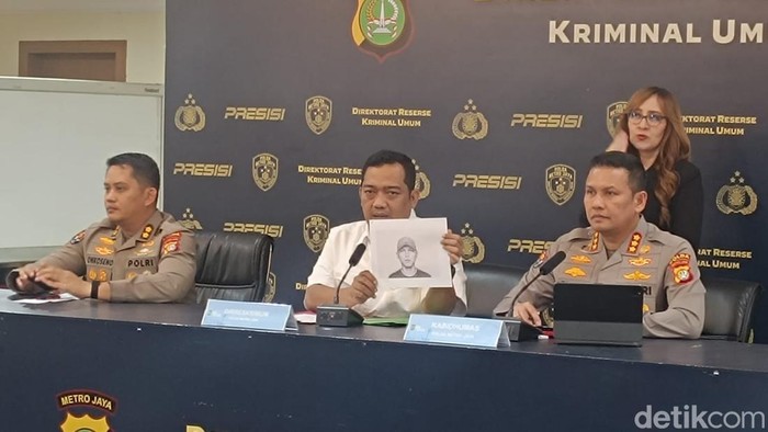Polda Metro Jaya merilis sketsa wajah dua orang terduga pengeroyok yang menewaskan warga di Pejompongan saat kerusuhan 27 Agustus 2026. Dirkrimum Polda Metro Jaya Kombes Iman Imanuddin memperlihatkan sketsa wajah kedua terduga pelaku tersebut, Rabu (
