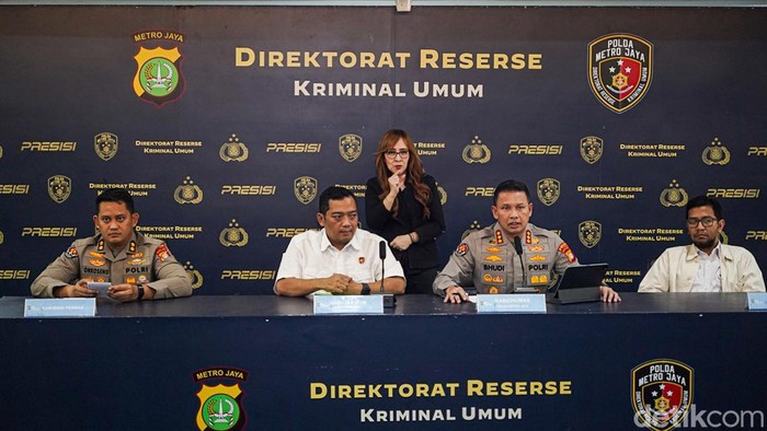 Direktur Reskrimum Polda Metro Jaya Kombes Iman Imanuddin menunjukkan sketsa wajah dua terduga pelaku pengeroyokan Bambang Setiawan dalam konferensi pers di Mapolda Metro Jaya, Jakarta, Rabu (2/9/2026).