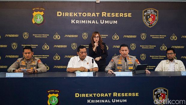 Direktur Reskrimum Polda Metro Jaya Kombes Iman Imanuddin menunjukkan sketsa wajah dua terduga pelaku pengeroyokan Bambang Setiawan dalam konvensi pers di Mapolda Metro Jaya, Jakarta, Rabu (2/9/2026).