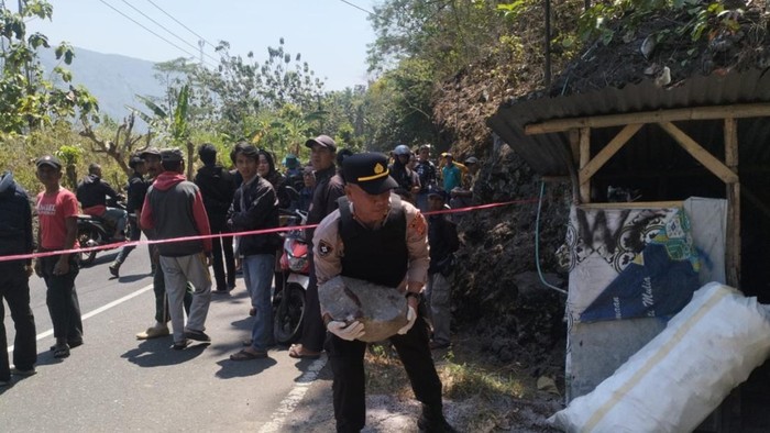 Polisi melakukan olah TKP lansia tewas di Garut