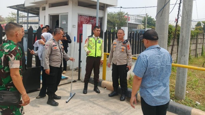 Polisi melakukan olah TKP sopir truk asal Jakarta yang tewas kesetrum