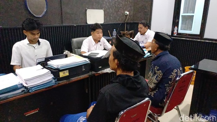 Polisi memeriksa dua pria lansia (pakai peci), pelaku pencabulan terhadap bocah di Pangkep.
