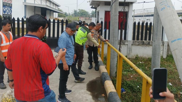 Polisi mendatangi TKP sopir truk dan kernet asal Jakarta yang tersengat listrik