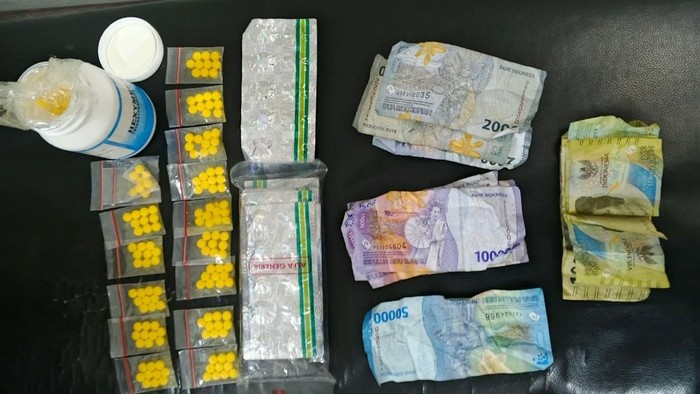 Polisi mengamankan pria marah-marah di Tangerang, ternyata bawa tramadol.
