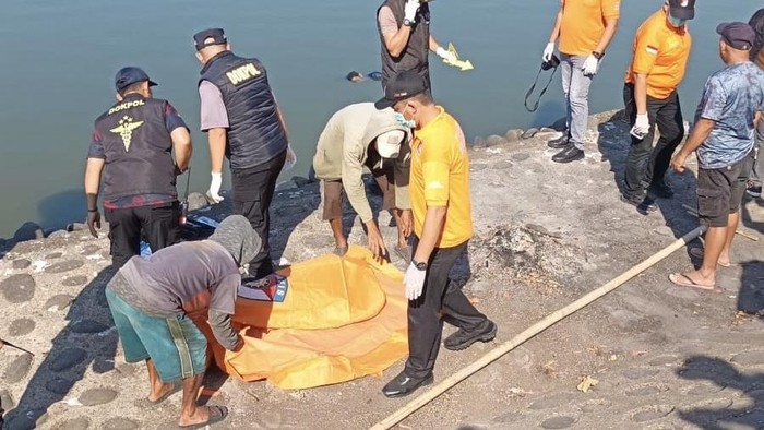 Polisi mengevakuasi mayat pria di Waduk Tunggu Pampang Makassar.