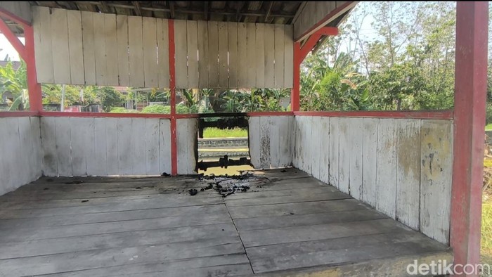 Pos ronda tempat terbakarnya mayat wanita di tepi Jalan Purwodadi-Semarang, Dukuh Wareng, Desa/Kecamatan Kebonagung, Demak, Selasa (1/9/2026).