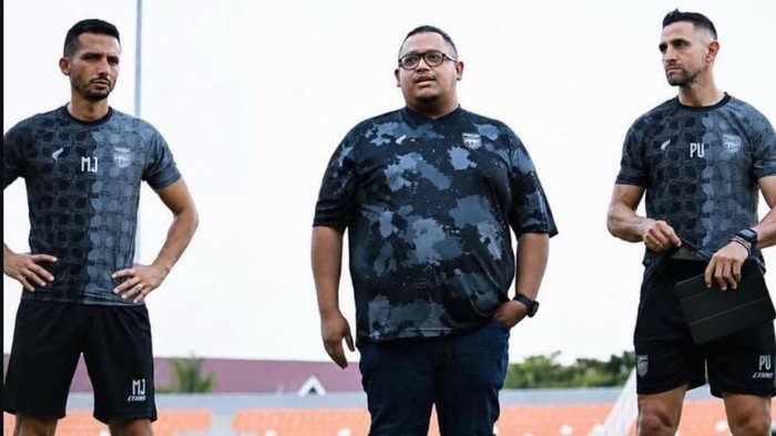 Presiden Borneo FC Nabil Husein Said Amin (tengah)
