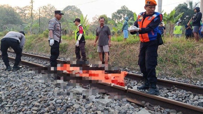 Proses evakuasi korban laka kereta di Blitar