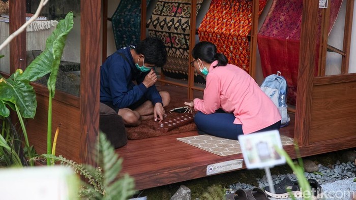 Pameran Flora dan Fauna (Flona) 2026 kembali digelar di Taman Lapangan Banteng, Jakarta Pusat. Mengusung tema “Akar Nusantara Bertumbuh di Jakarta”, kegiatan ini menghadirkan beragam tanaman, satwa, instalasi, serta unsur budaya dari berbagai daerah Indonesia.