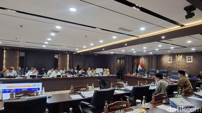 Rapat kerja TransJ bersama Komisi B DPRD DKI membahas rencana TransJ mengelola kapal di Kepulauan Seribu, Jakarta, Rabu (2/9/2026).