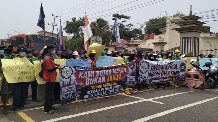 Ratusan karyawan di Jambi saat aksi demo minta eksekusi ditunda agar tidak di PHK
