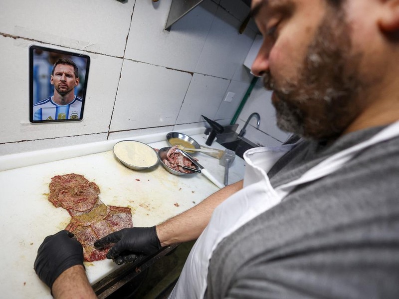 Chef Damian Zanotti, who works at the restaurant El Antojo, prepares a schnitzel, known as milanesa in Argentina, with the face of Argentina's soccer legend Lionel Messi, a day after he announced his retirement from the national team, in Buenos Aires, Argentina September 1, 2026. REUTERS/Agustin Marcarian