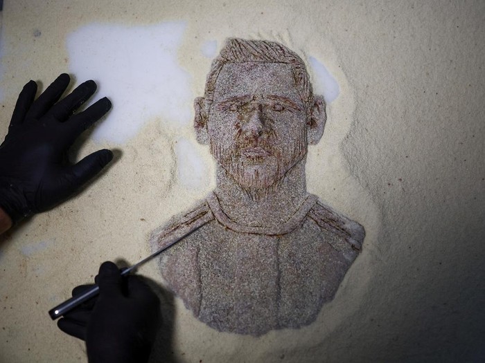 Chef Damian Zanotti, who works at the restaurant El Antojo, prepares a schnitzel, known as milanesa in Argentina, with the face of Argentina's soccer legend Lionel Messi, a day after he announced his retirement from the national team, in Buenos Aires, Argentina September 1, 2026. REUTERS/Agustin Marcarian