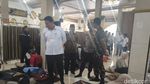 Petugas Evakuasi Santri Manbaul Hikam Sidoarjo yang Keracunan MBG ke Rumah Sakit