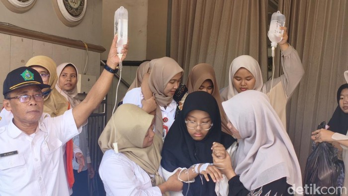 Santriwati Ponpes Manbaul Hikam Sidoarjo yang mengalami gejala keracunan akibat MBG.