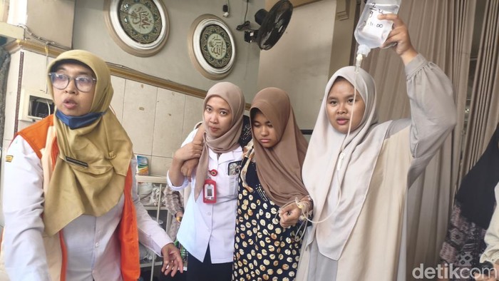 Santriwati Ponpes Manbaul Hikam Sidoarjo yang mengalami gejala keracunan akibat MBG.