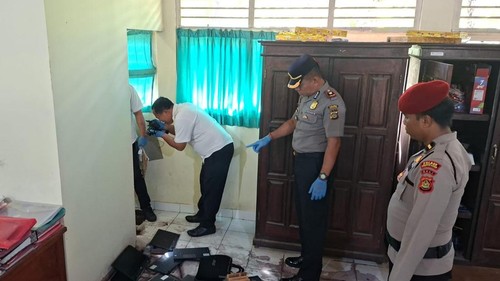 Polisi olah TKP di SDN Antiga Kelod, Karangasem.