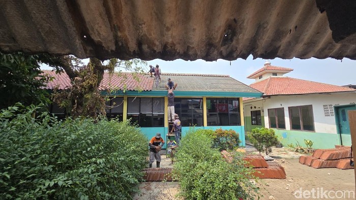 SDN Kebayoran Lama Selatan 09, Jakarta Selatan, mulai dibongkar.