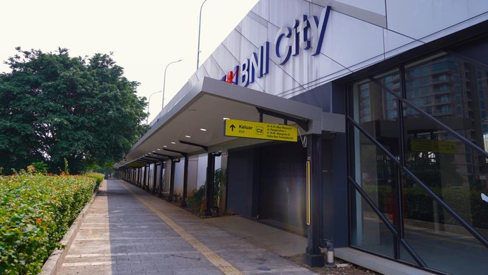 KAI Properti membangun selasar pedestrian sepanjang 250 meter yang menghubungkan eks Stasiun Karet dan BNI City. Jalur ini dilengkapi fasilitas penunjang mobilitas.