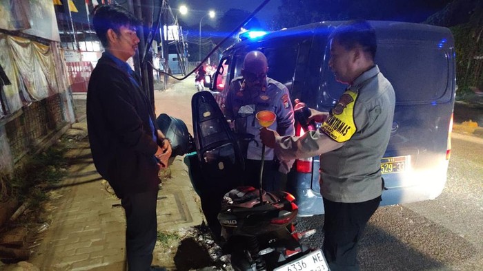 Seorang warga kehabisan bensin dan tak punya uang untuk melanjutkan perjalanan pulang di Kota Tangerang. Warga lalu menghubungi 110 dan mendapat bantuan polisi. (dok Ist)