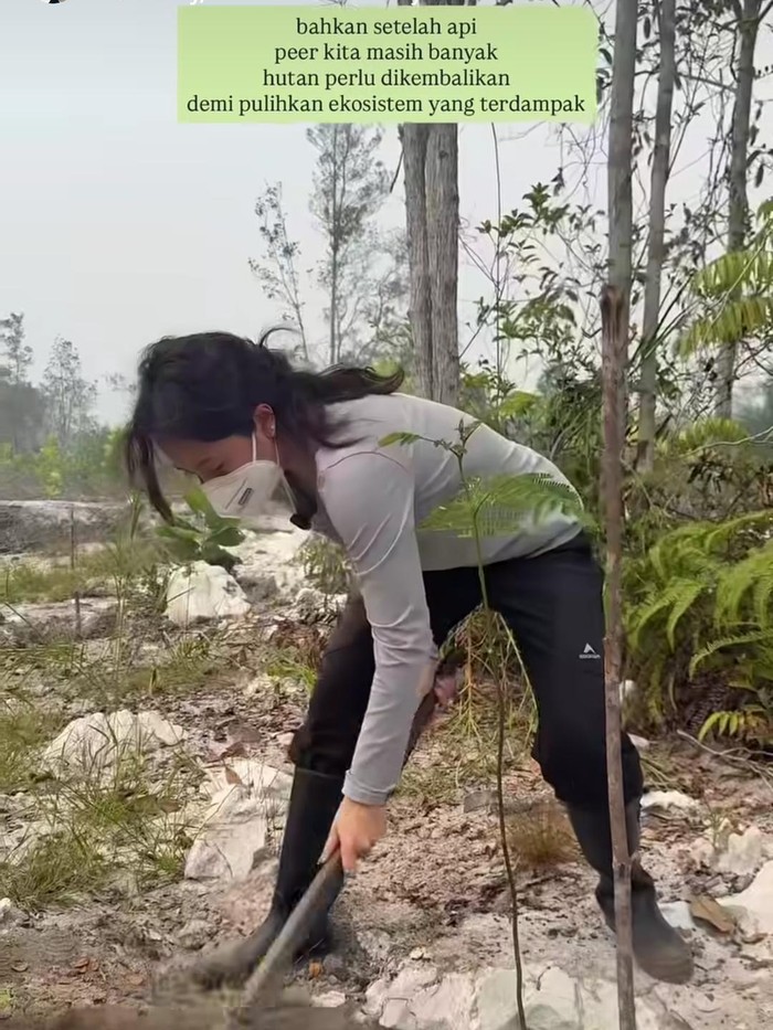 Sherina ikut memadamkan langsung karhutla di Kalimantan.